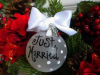 Sposarsi nel periodo natalizio. inviti a tema e atmosfera natalizia per un wedding day da favola.